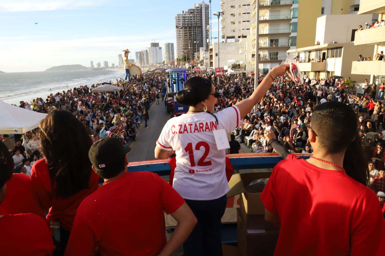 $!Noroeste enciende el ambiente en el desfile del Carnaval de Mazatlán
