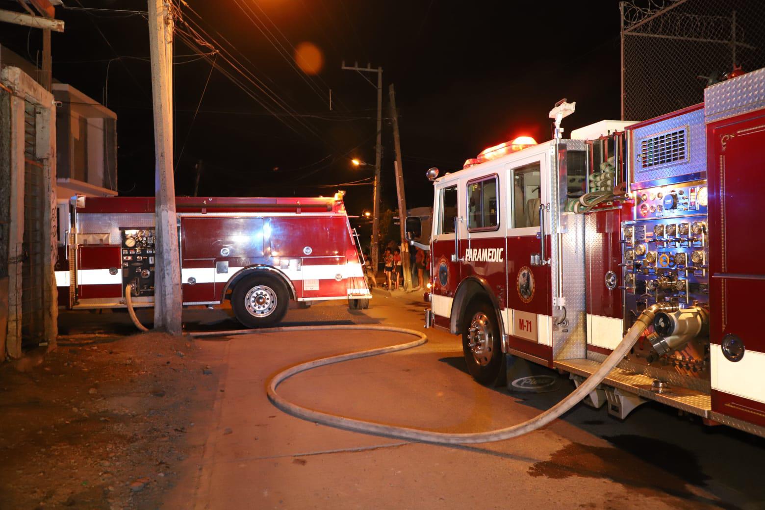 $!Incendio destruye vivienda de madera y lámina en la Colonia Azteca, en Mazatlán
