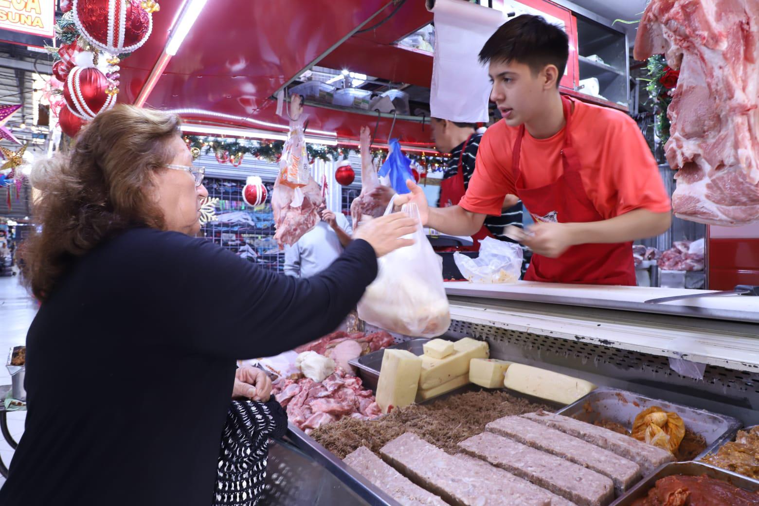 $!Salen mazatlecos a comprar lo necesario para la cena de Noche Buena