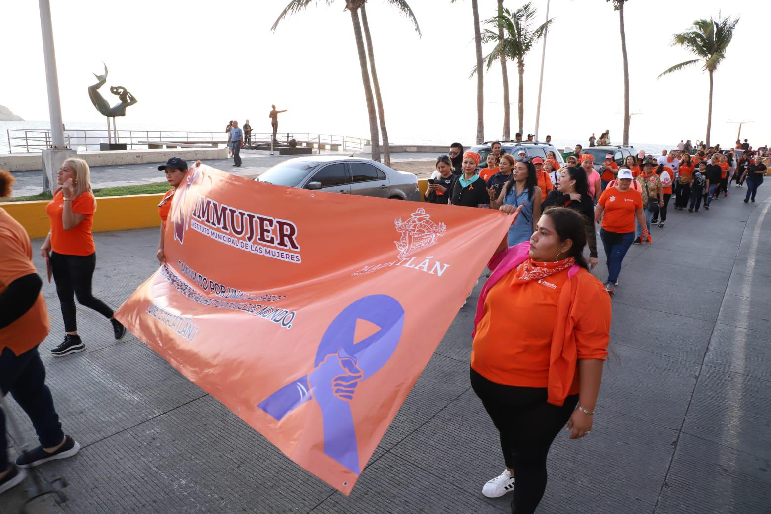 $!Marchan en Mazatlán por las mujeres desaparecidas y las sufren violencia de género