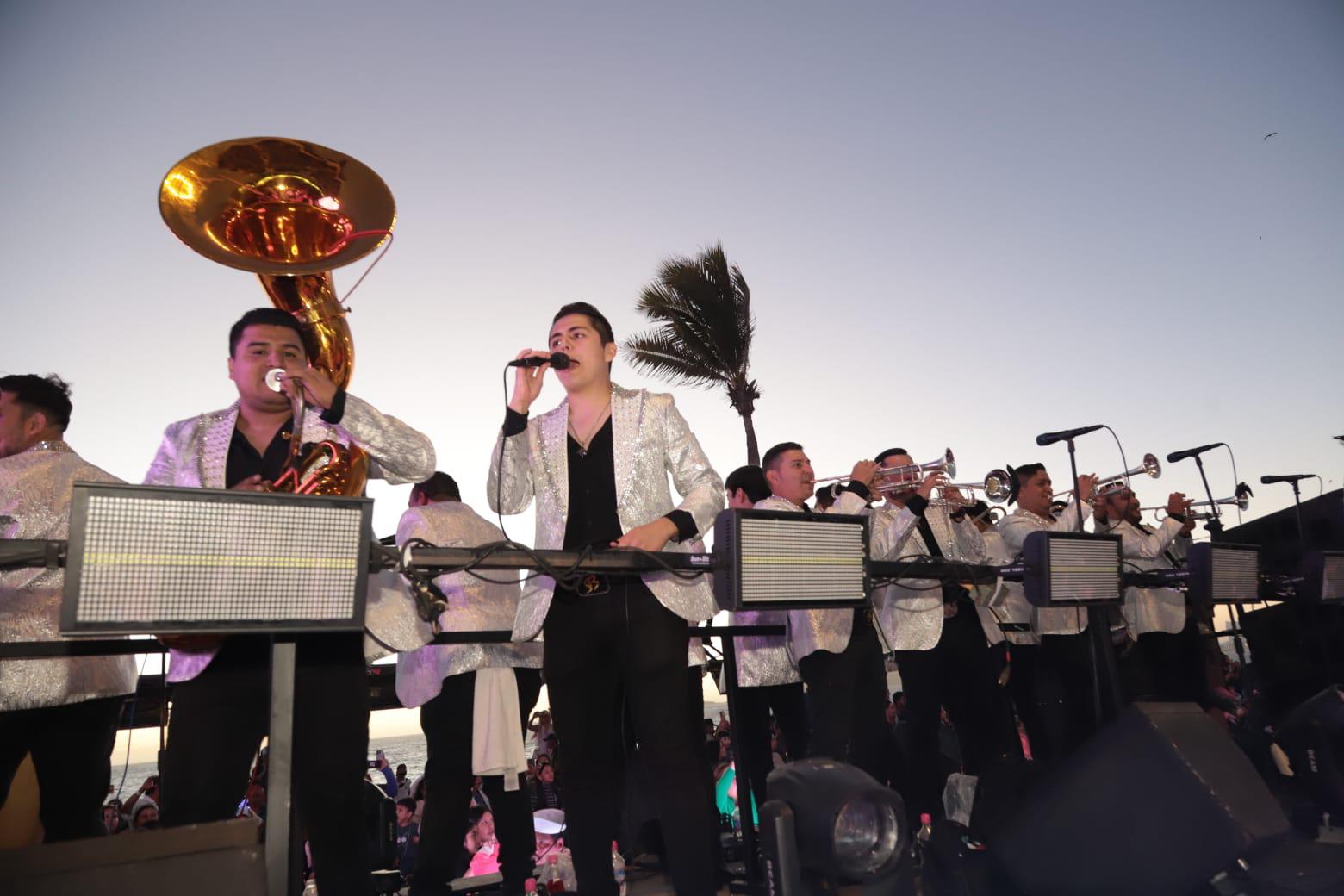 $!Banda Los Sebastianes acompañaron a Ximena II, Reina de la Poesía.