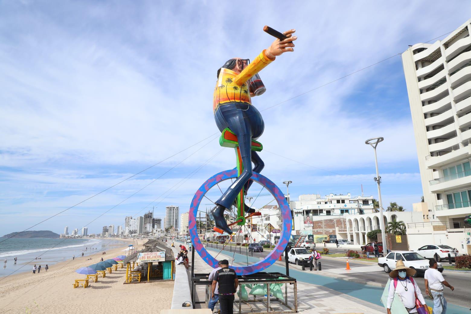 $!Llegan los monigotes del Carnaval al malecón de Mazatlán; serán colocadas 11