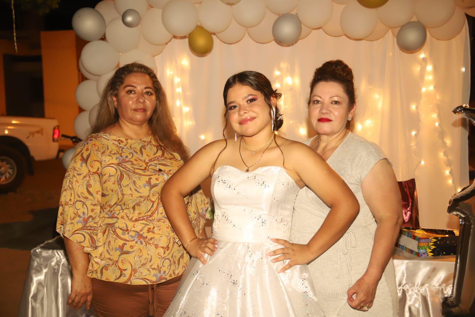 $!La festejada entre sus tías María de la Cruz y Martha Silvia Carrazco Reyes.