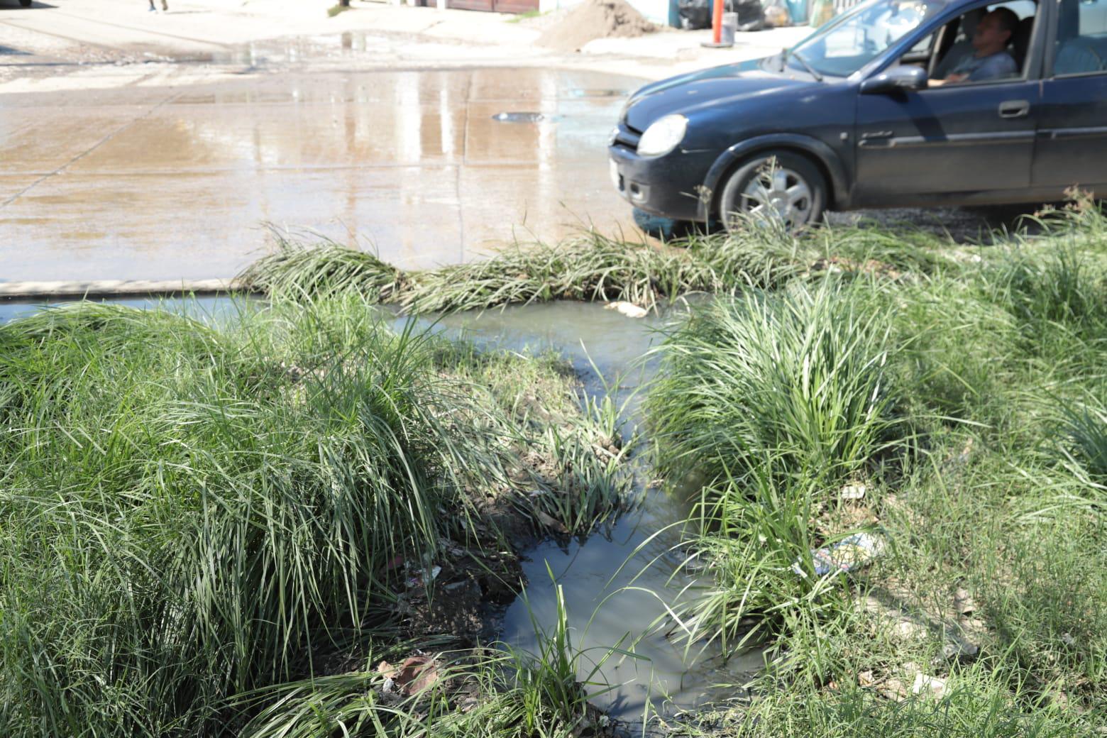$!Fugas de drenaje inundan tramo de la avenida Santa Rosa, en Mazatlán