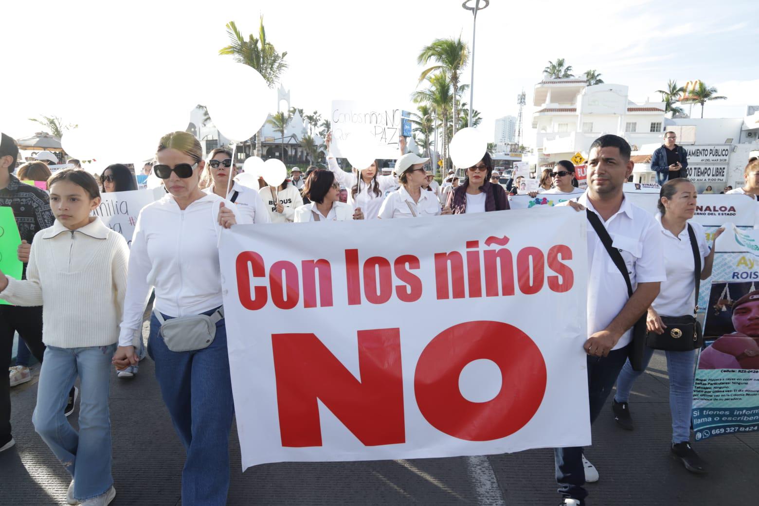 $!Al grito de ‘Con los niños No’, se une Mazatlán para exigir justicia por Gael y Alexander, muertos a balazos en Culiacán