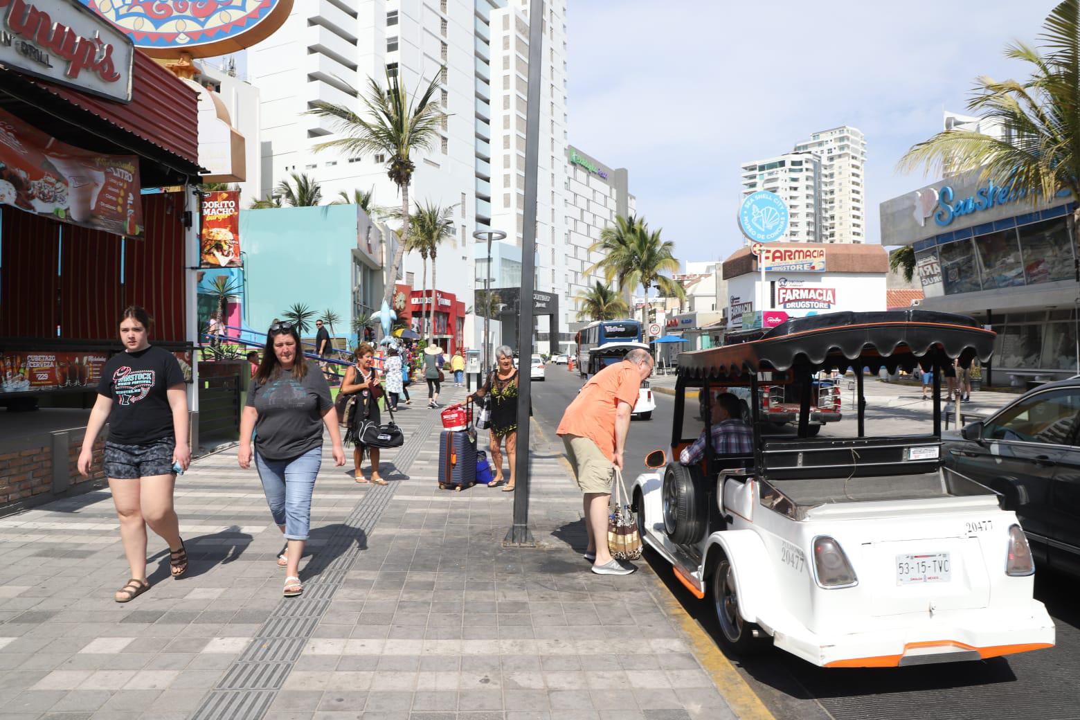 $!Piden comerciantes no cambiar sentido a Avenida Playa Gaviotas en Mazatlán