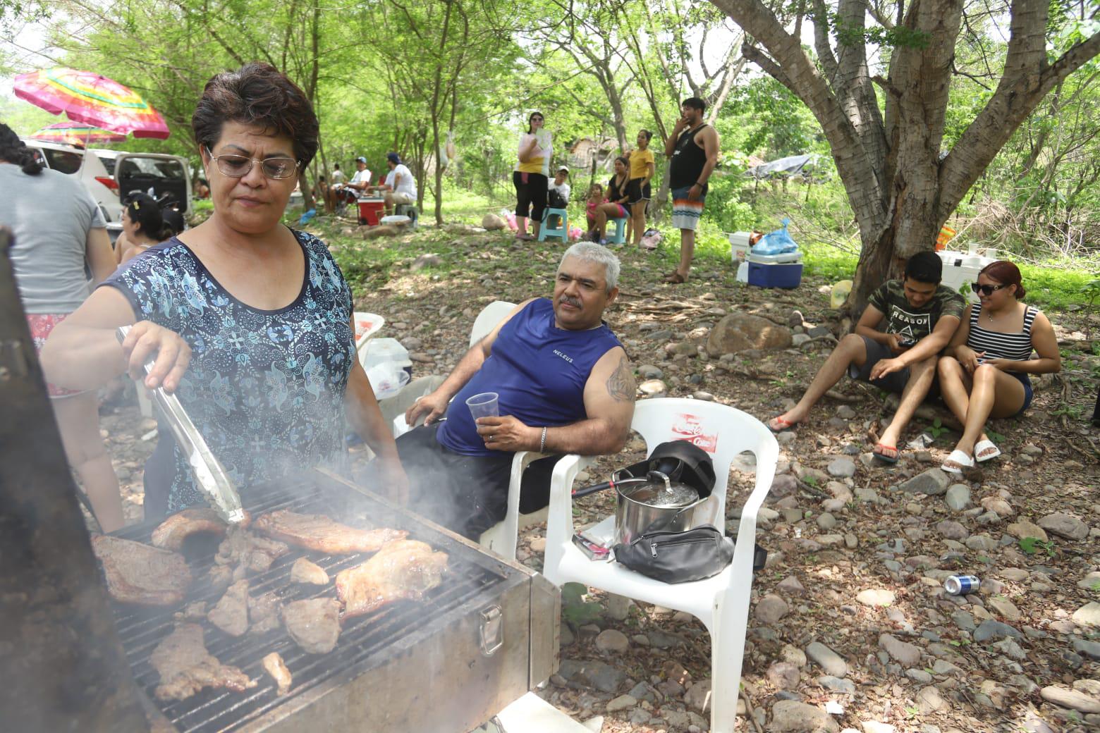 $!Huyen mazatlecos del calor y disfrutan del día en El Magistral y el Presidio