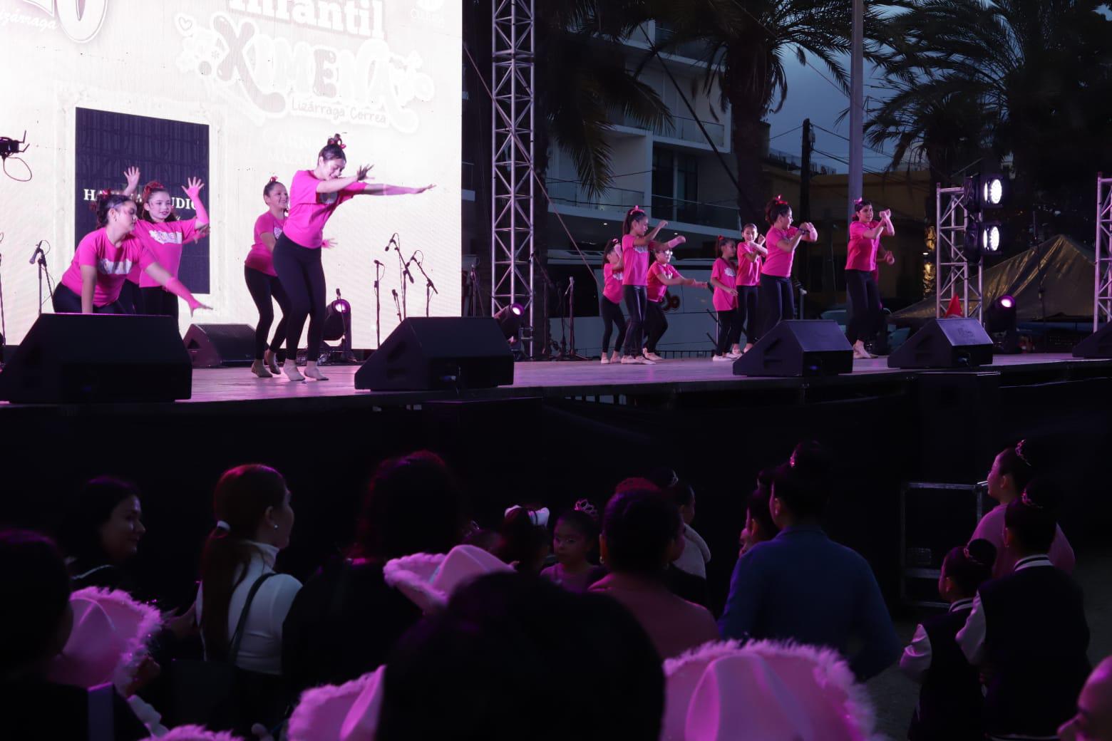 $!Academias de danzas locales bailaron la coreografía de la canción Ximena Es.