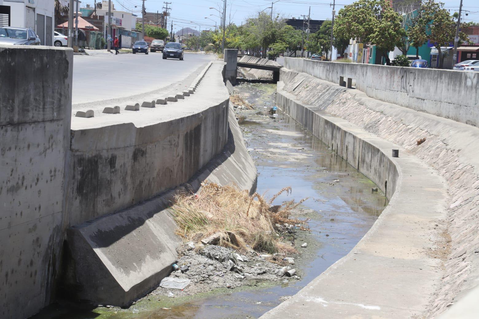 $!Canales pluviales de Mazatlán se han convertido en vertederos de desechos