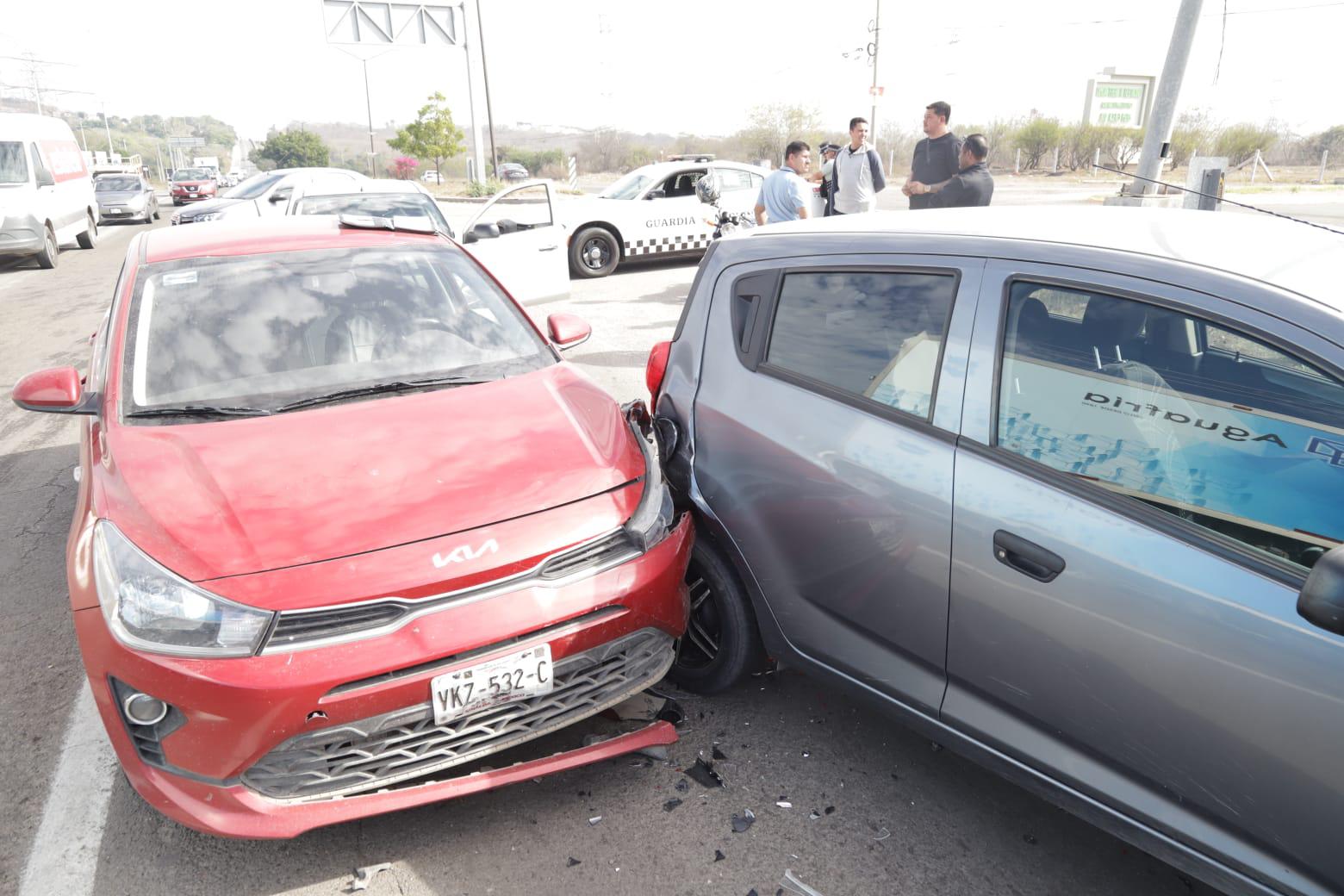 $!Se registra carambola de siete vehículos en la carretera Internacional, al sur de Mazatlán