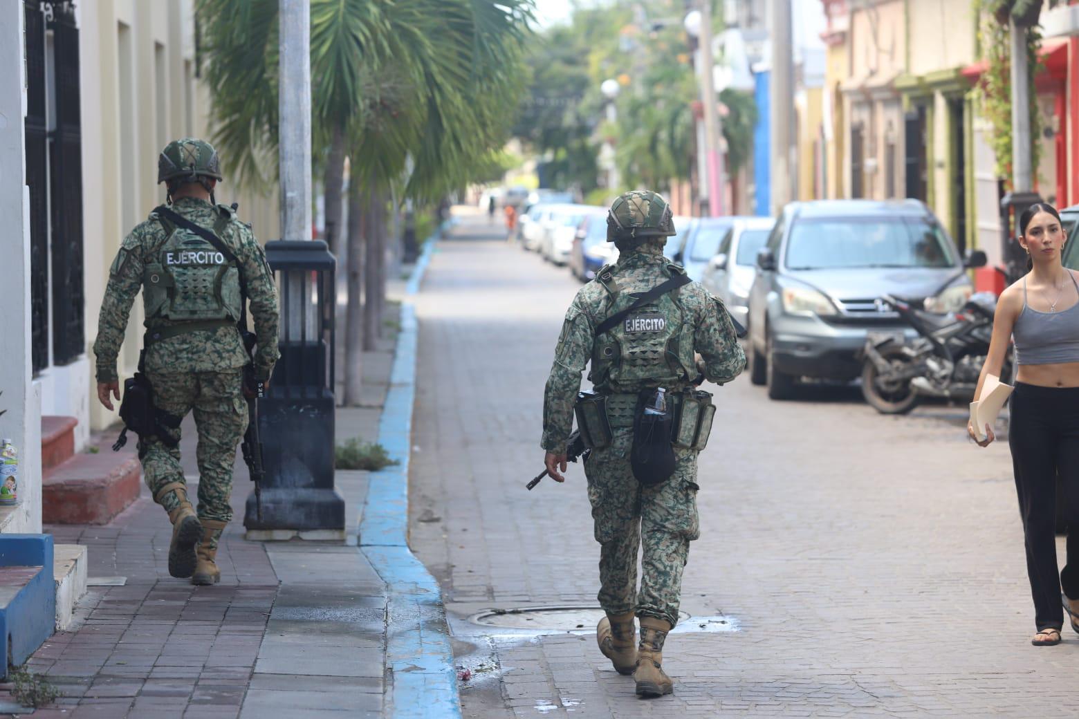 $!Mantiene Ejército Mexicano vigilancia a pie y con tanqueta en el Centro de Mazatlán