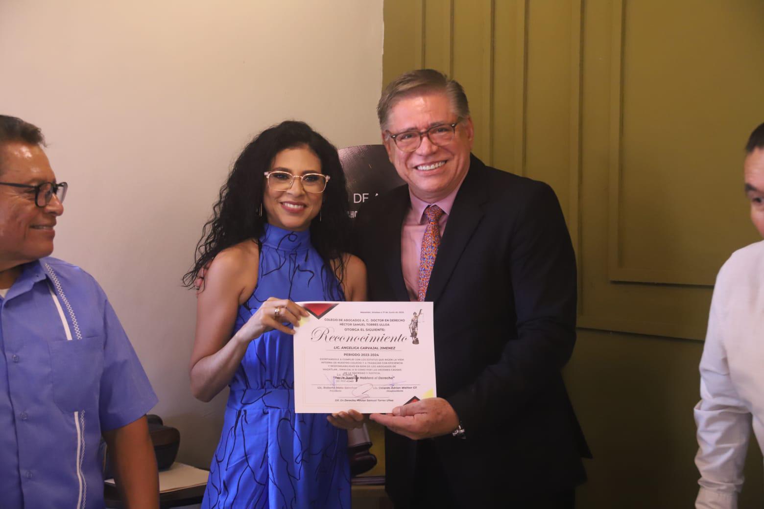 $!Angélica Carvajal, con su reconocimiento.