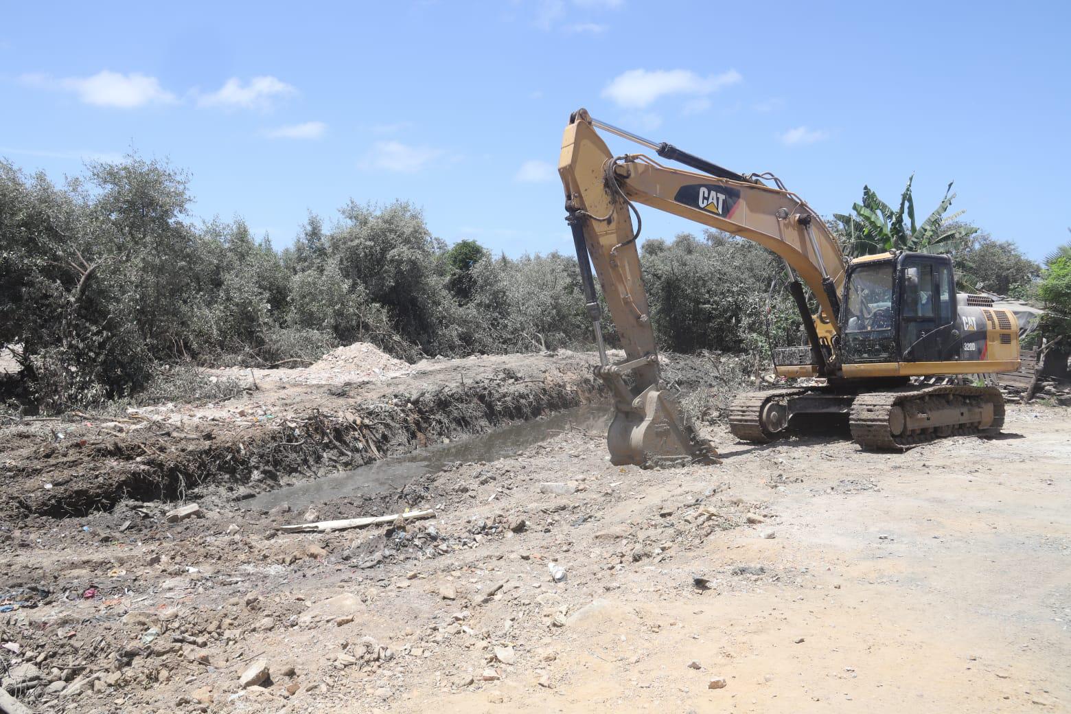 $!Canales pluviales de Mazatlán se han convertido en vertederos de desechos