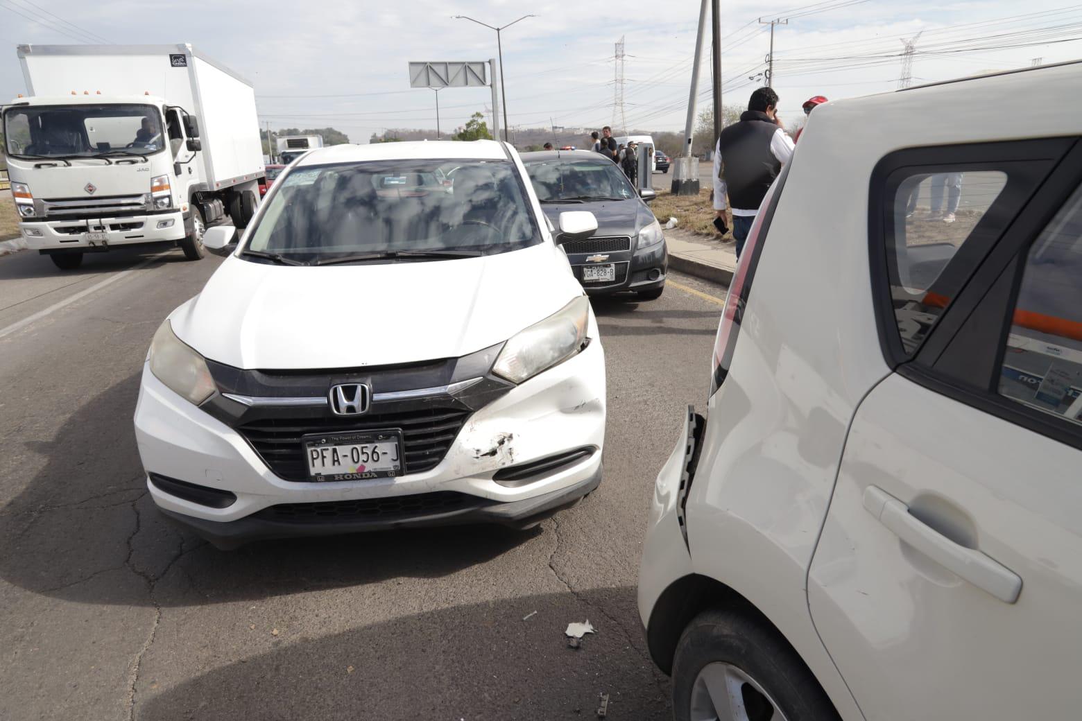 $!Se registra carambola de siete vehículos en la carretera Internacional, al sur de Mazatlán