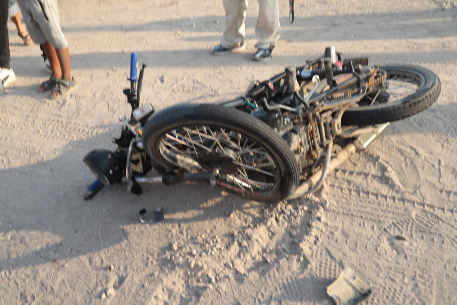 $!Motociclista queda grave tras chocar con camión de carga en Mazatlán