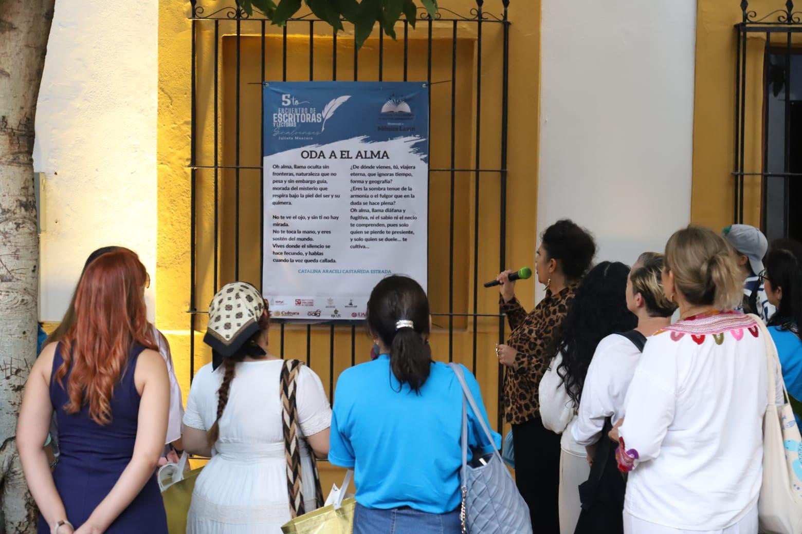 $!En cada ventanal del trayecto, encontraban fragmentos impresos de cuentos y poemas creados por ellas mismas.