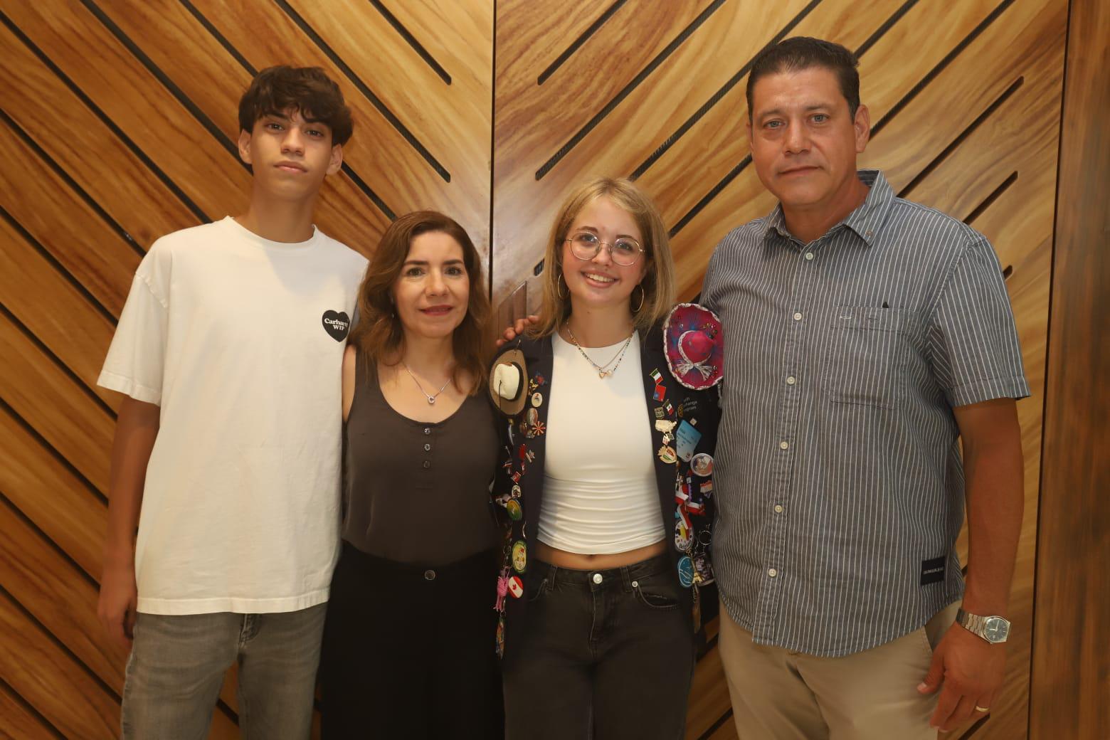 $!Amalie Elverdam entre los González Quesada: Luis Mario, Carolina y Mario Gilberto.