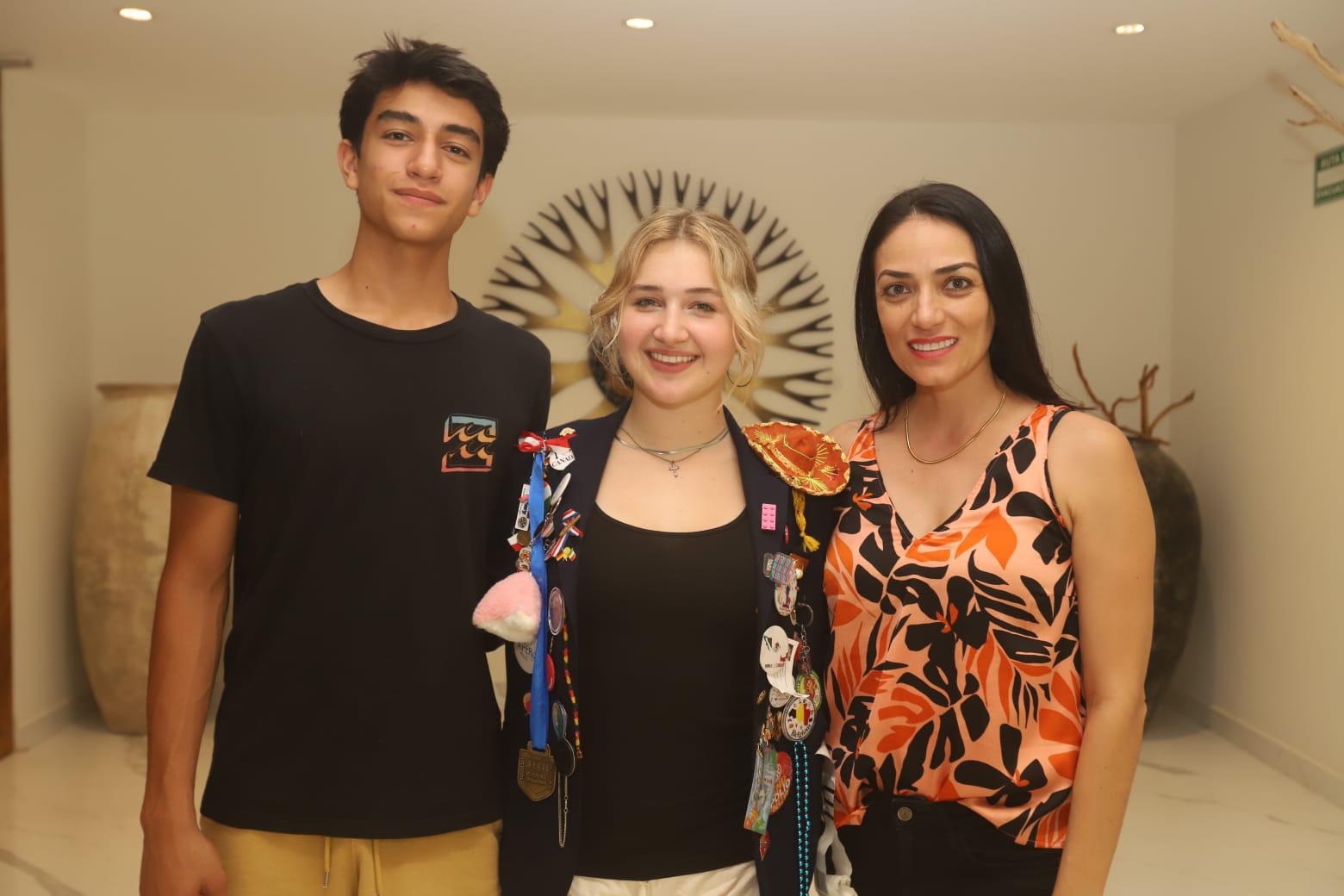 $!Miguel Hadad Gutiérrez, Adelyn Yoder y Tana Gutiérrez de Hadad.