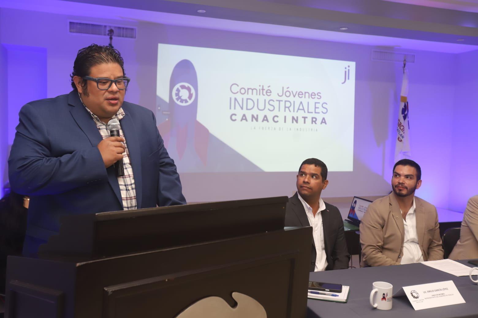 $!Tobías Lozano Solorza fue padrino de la generación entrante.