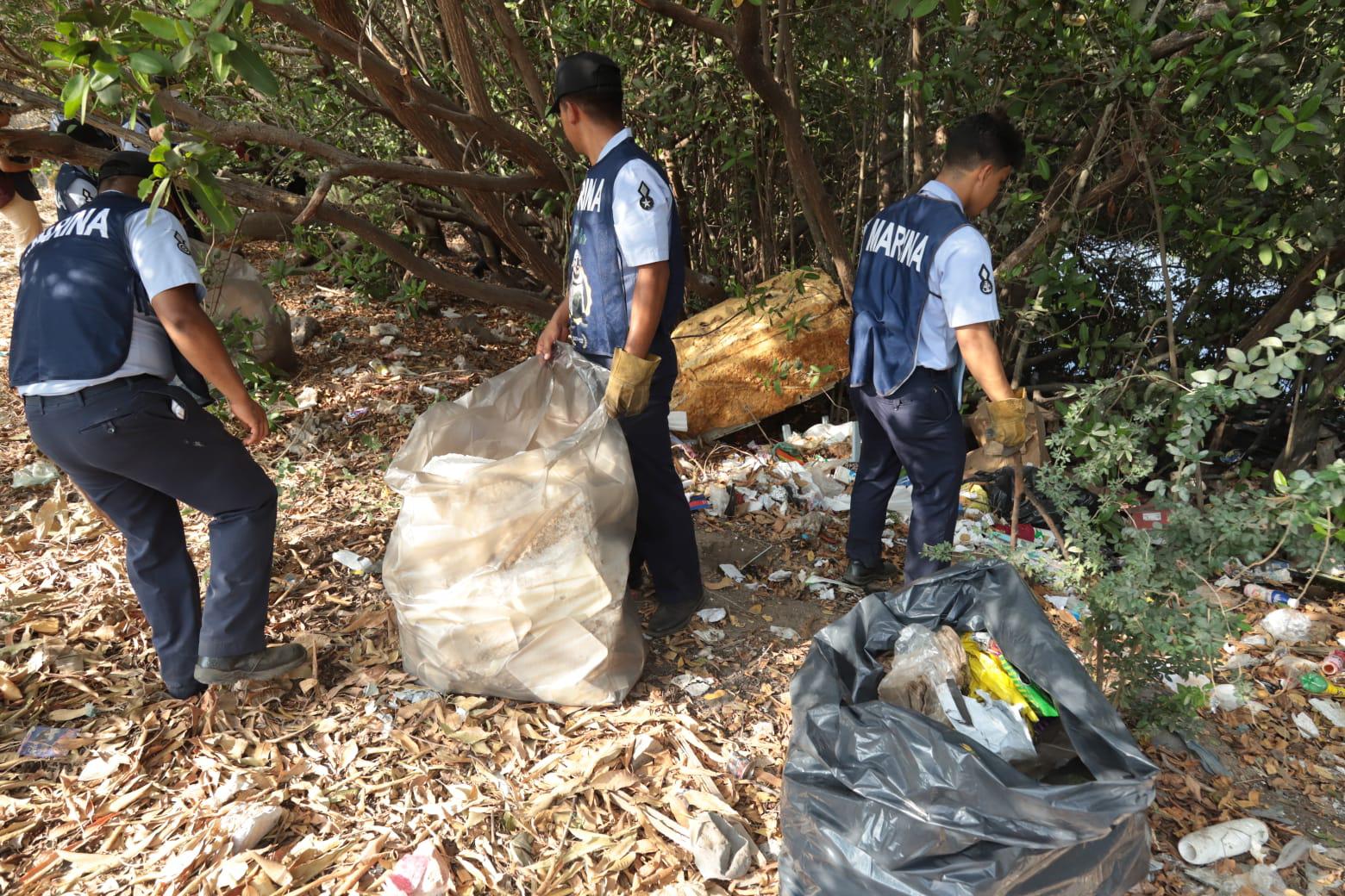 $!Recogen 620 kilos de basura en jornada de limpieza del Estero del Infiernillo, en Mazatlán