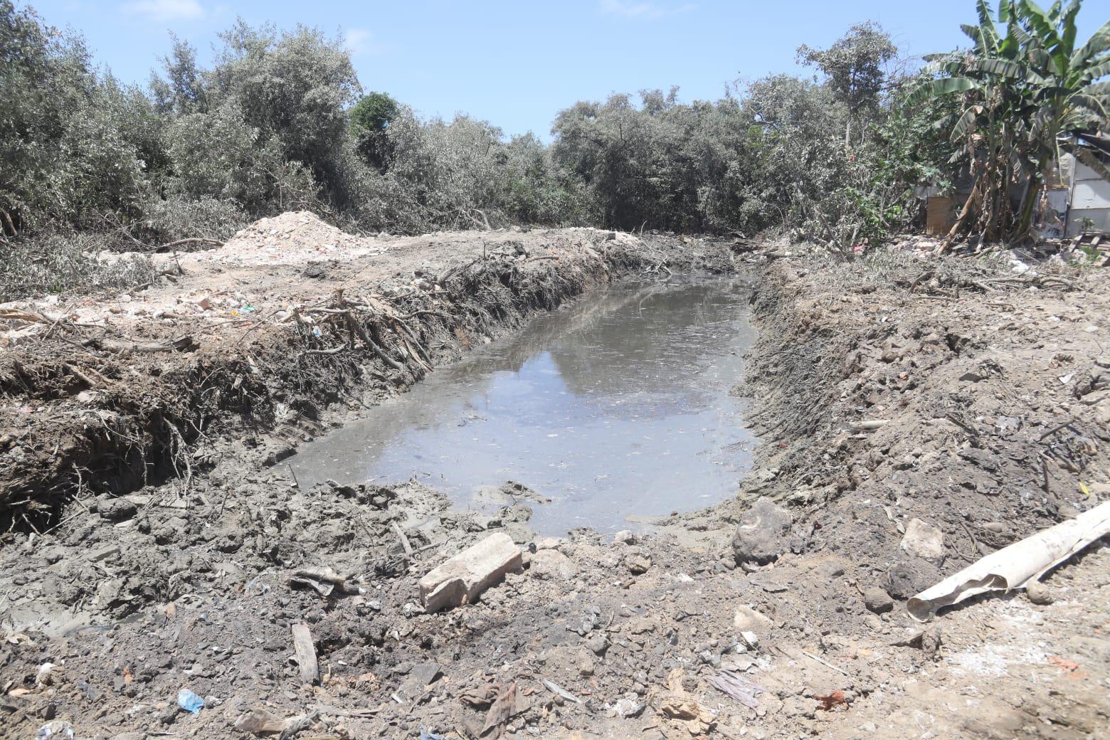 $!Canales pluviales de Mazatlán se han convertido en vertederos de desechos