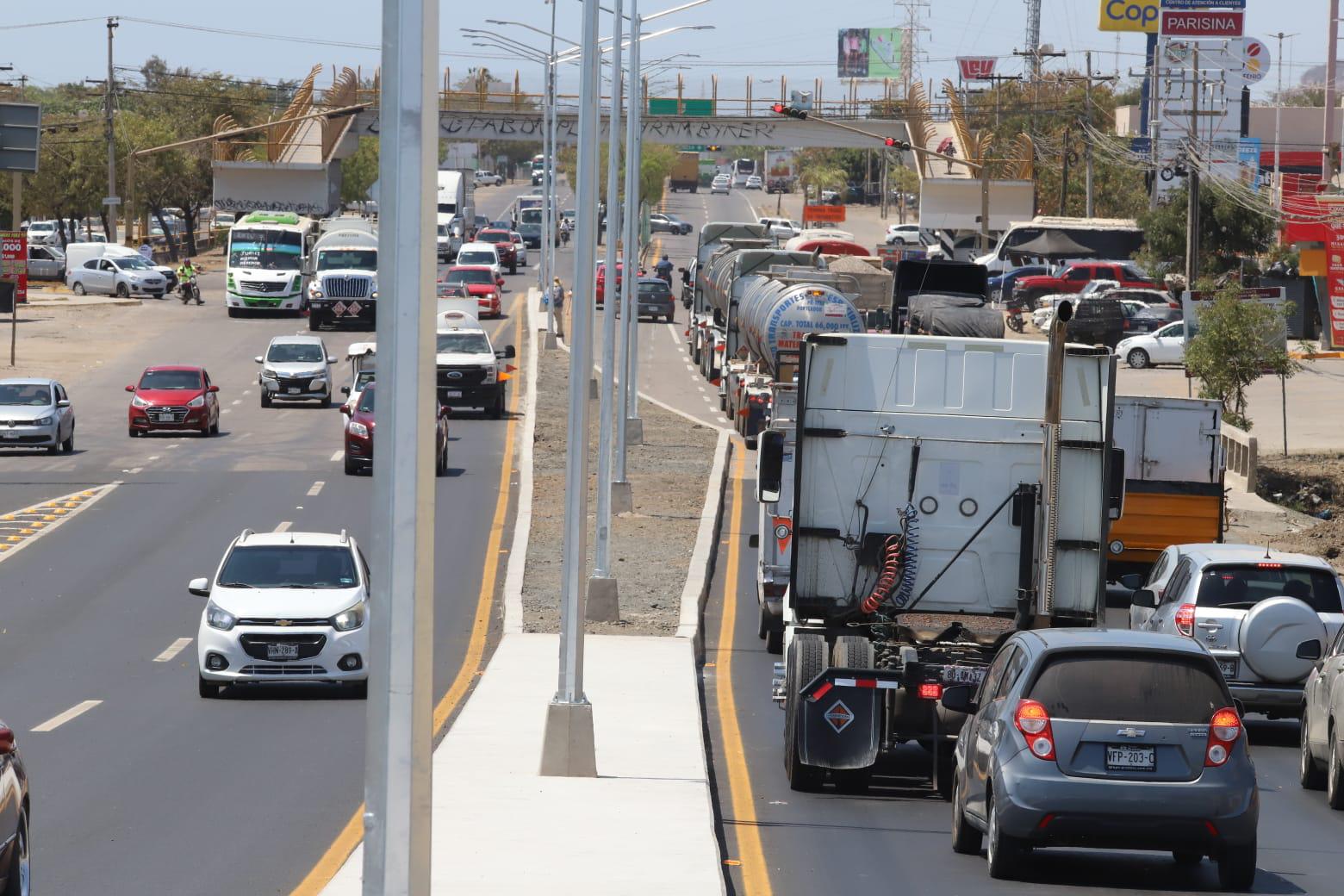 $!Se mantiene tráfico en franja del puente del Libramiento Colosio; trabajadores intensifican los esfuerzos