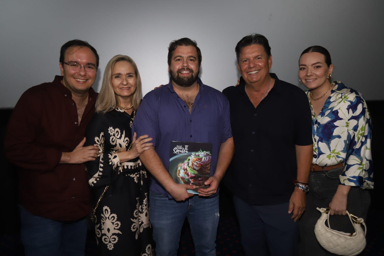 $!El chef Jorge Zorrilla entre sus tíos, Elena Zorrilla de Barros e Ismael Barros Cebreros y sus primos, Ismael y Ana Sofía Barros Zorrilla.