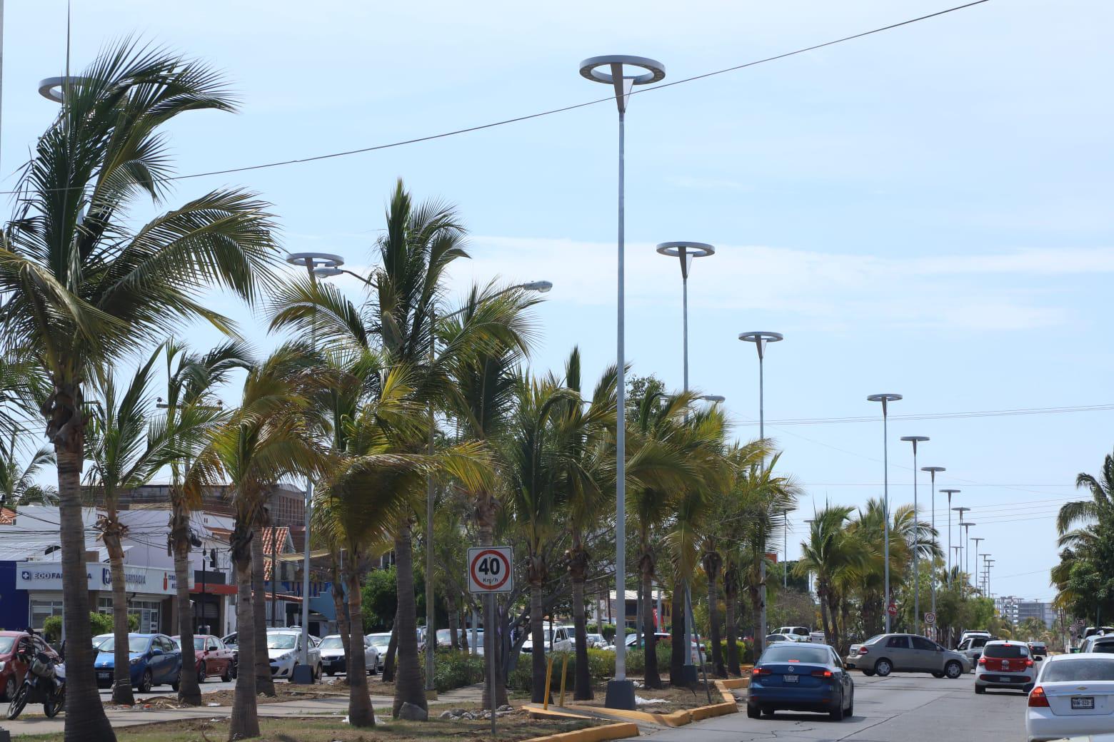 $!Pese a investigación de la ASE, en Mazatlán instalan a ‘destiempo’ luminarias de Azteca Lighting
