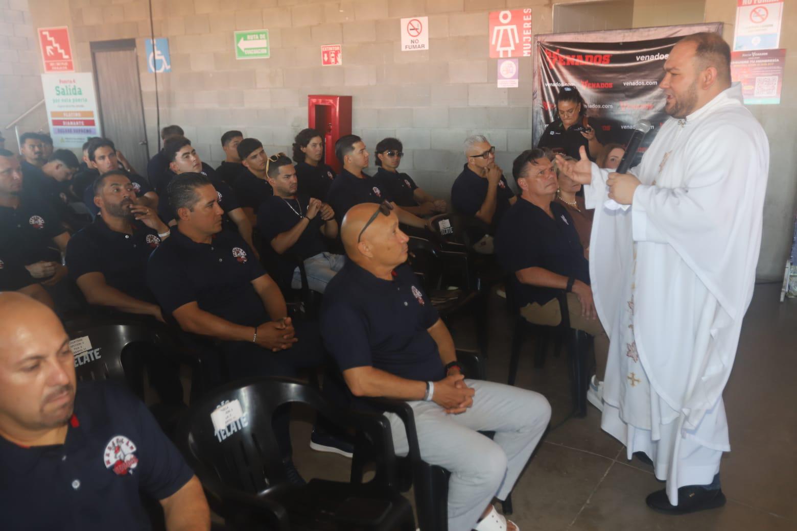 $!Ofrece unas palabras de ánimo a los integrantes del equipo.