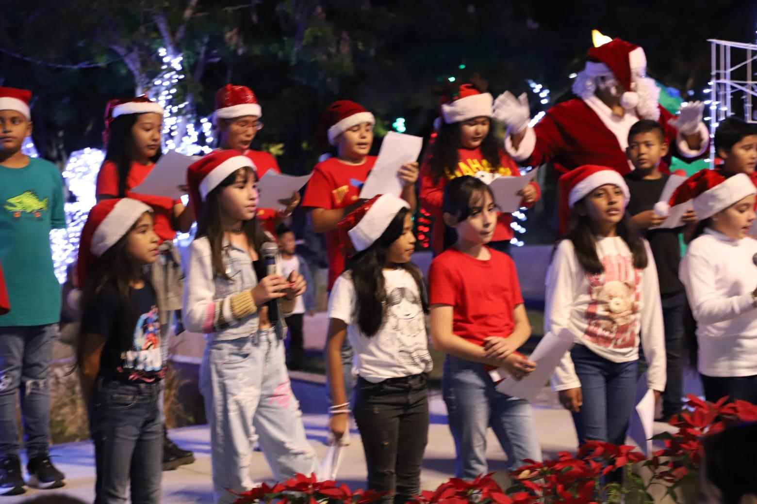 $!Ilumina la Villa Navideña el Parque Central de Mazatlán