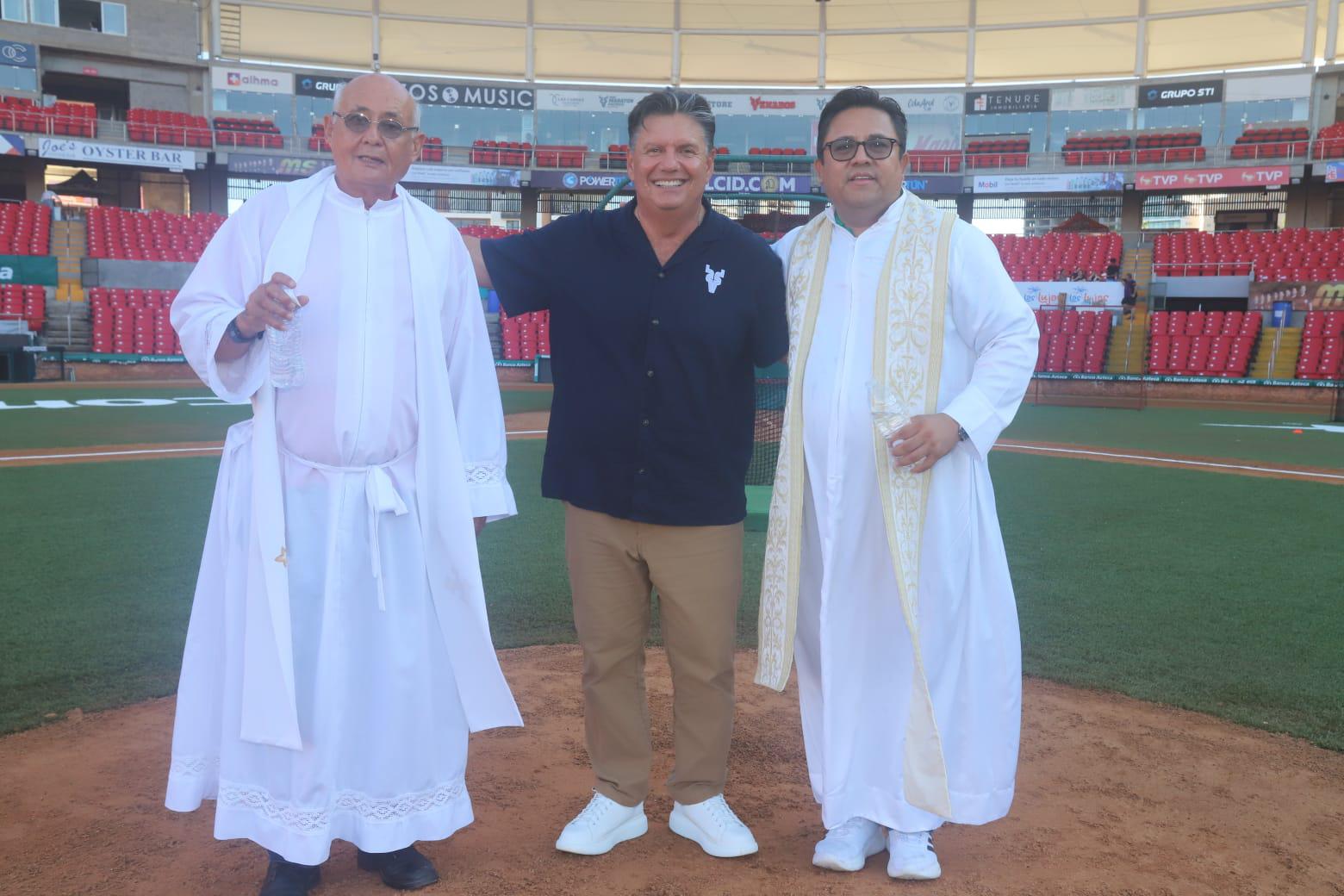$!Con la bendición de los sacerdotes, en compañía de Ismael Barros inicia el enfrentamiento.