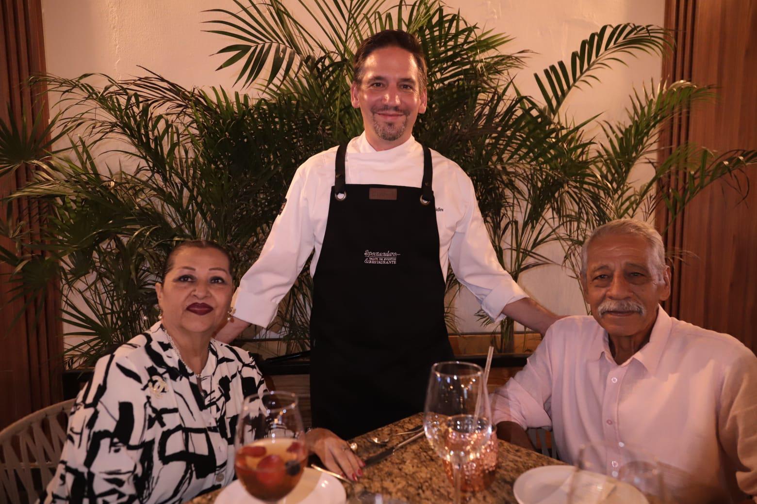 $!El chef Sean Considine entre Rosa Guadalupe Luna de Gómez y Juan Ramón Gómez.