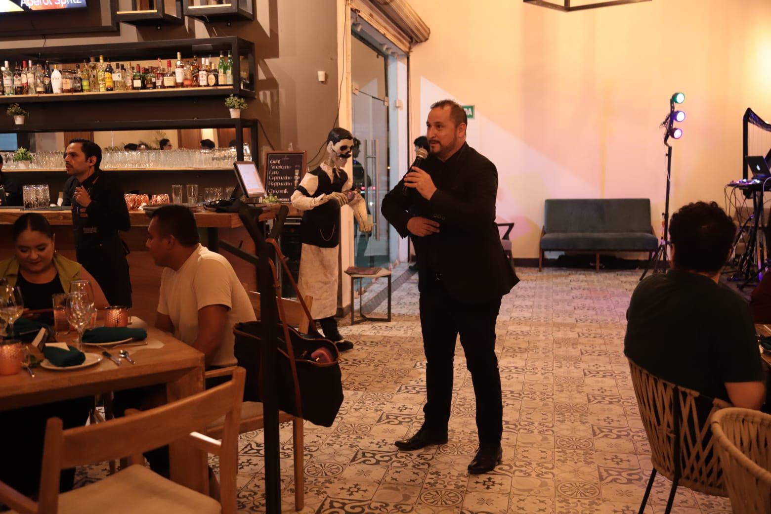 $!El Sommelier Christian Zapata explicó cada una de las bebidas que acompañaron la cena de cuatro tiempos.