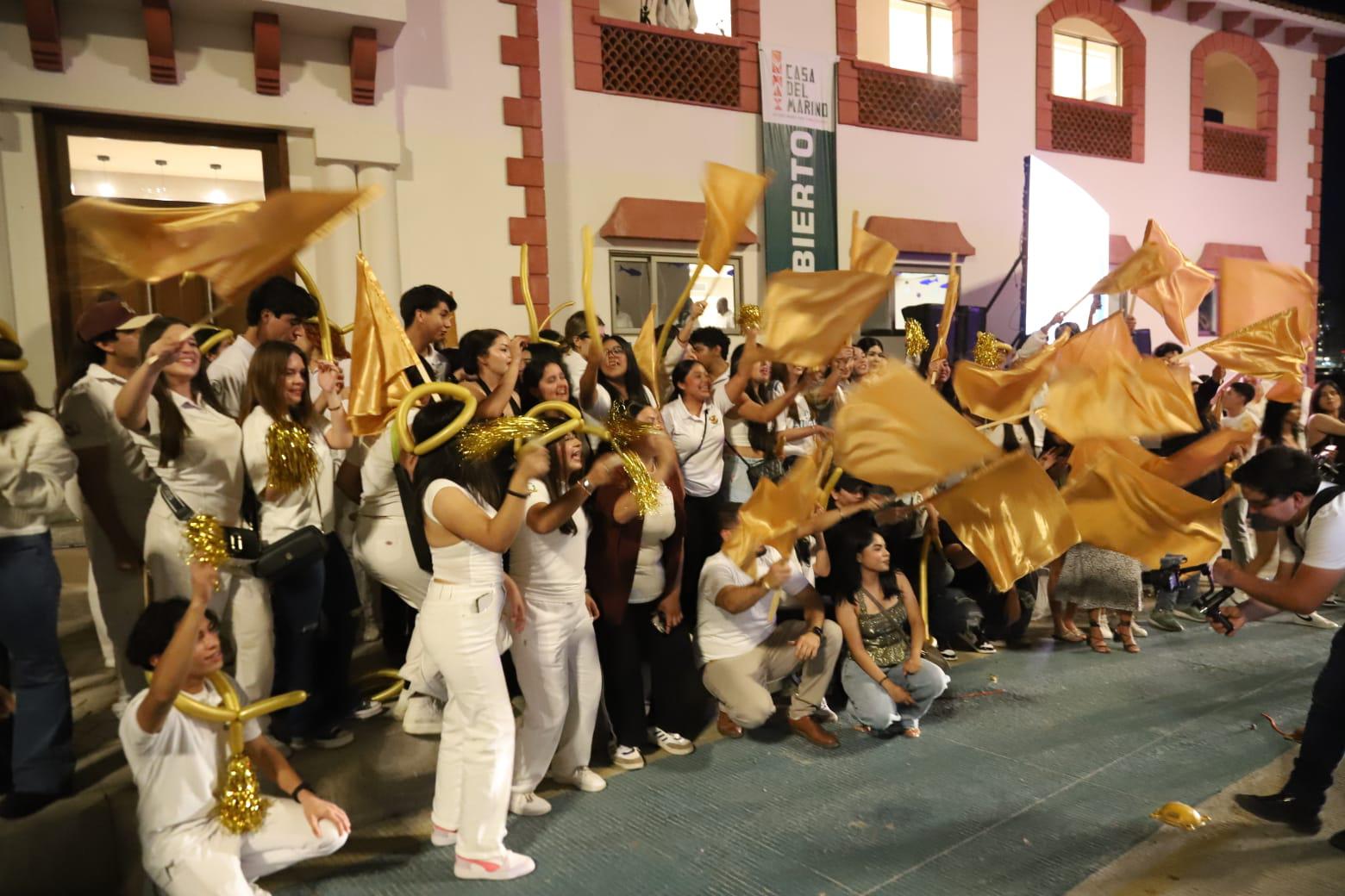 $!Las porras de cada candidata apoyaron con sus aplausos, gritos y banderas de colores al momento de su presentación.