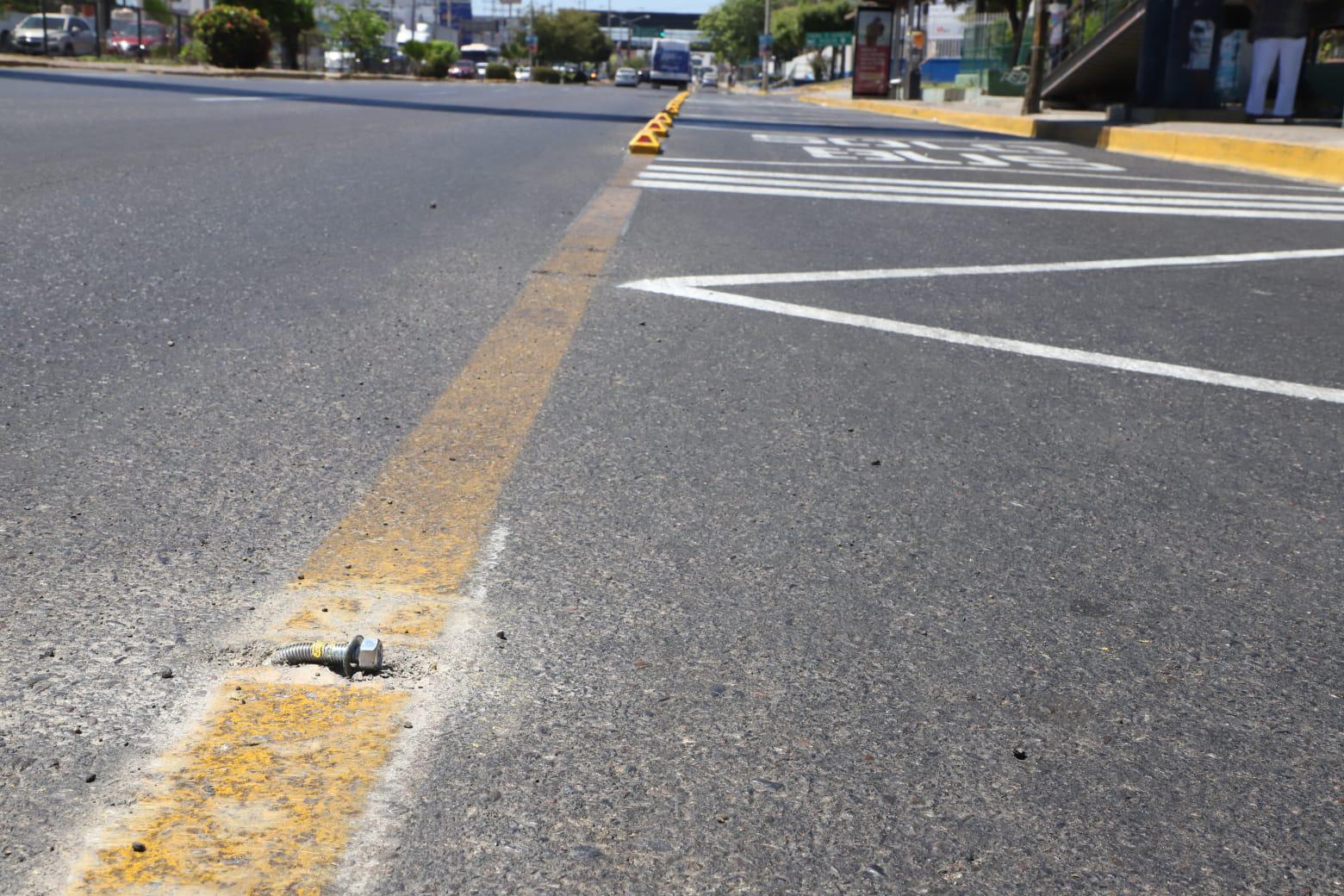 $!Al carril preferencial de Mazatlán ya le faltan más de 50 boyas delimitadoras