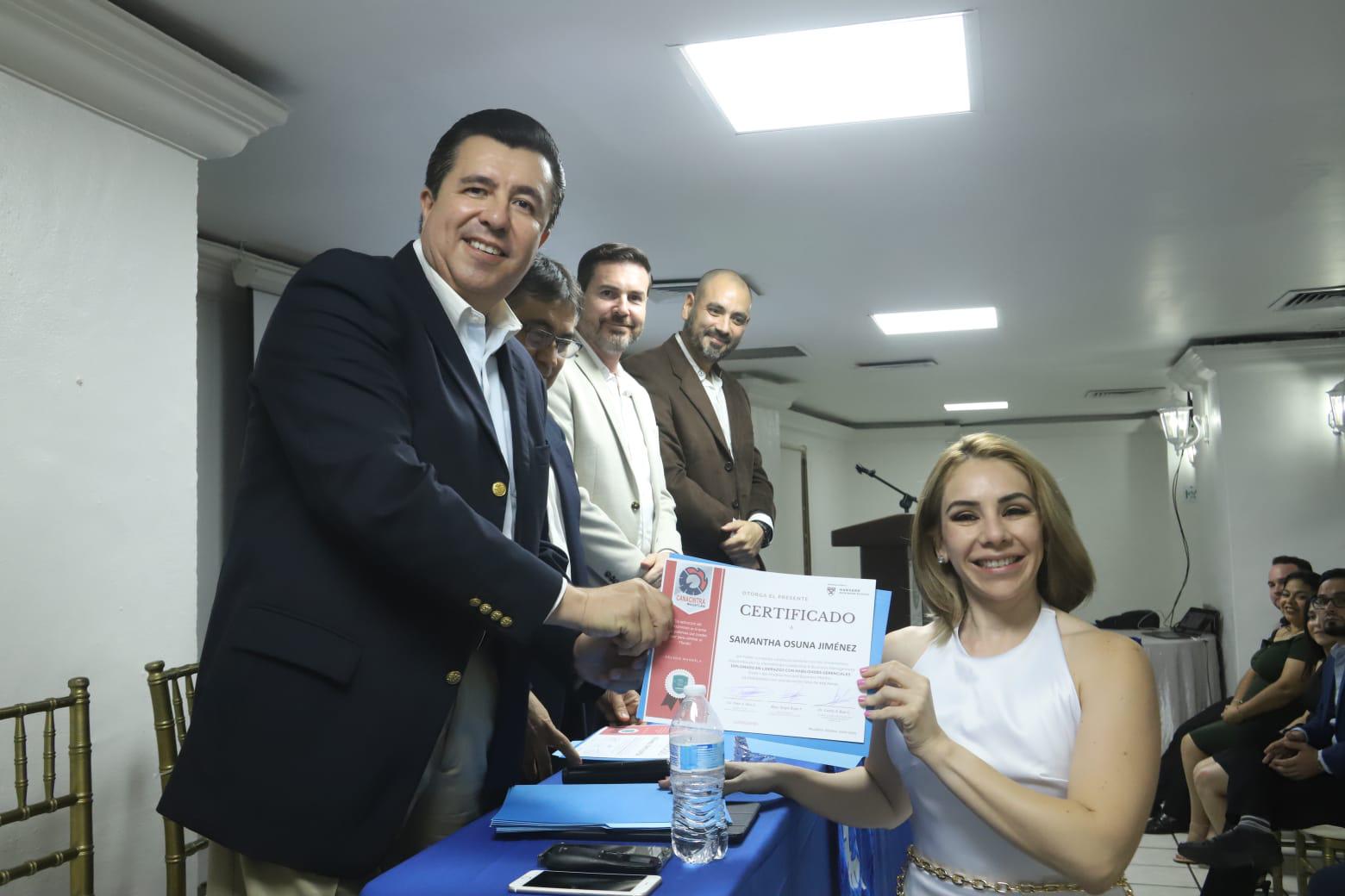$!Samantha Osuna con su documento.
