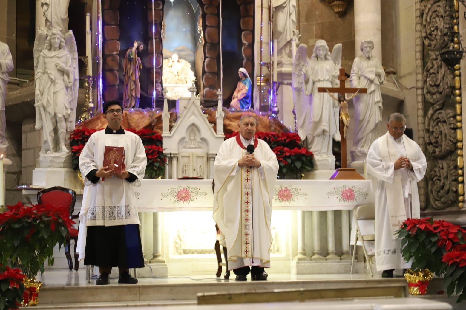 $!Jesús vino a dignificar y ennoblecer a la humanidad, afirma Obispo de Mazatlán en Navidad