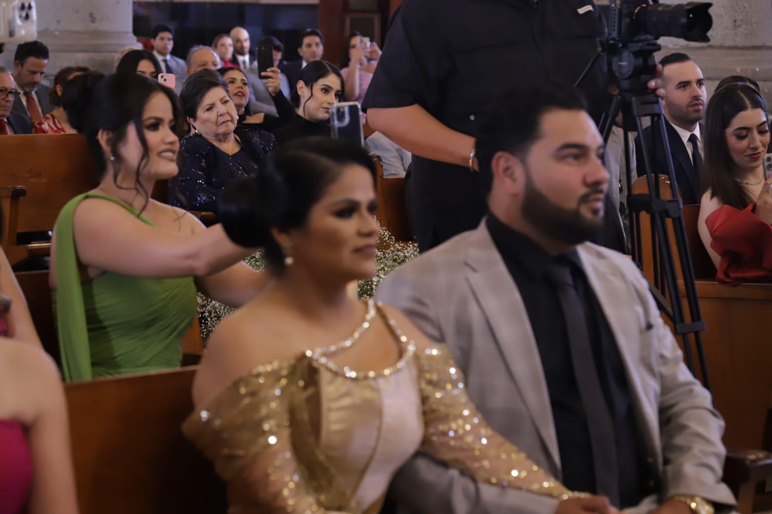 $!Alan Ramírez junto a su esposa Gema García de Ramírez, invitados a la boda.