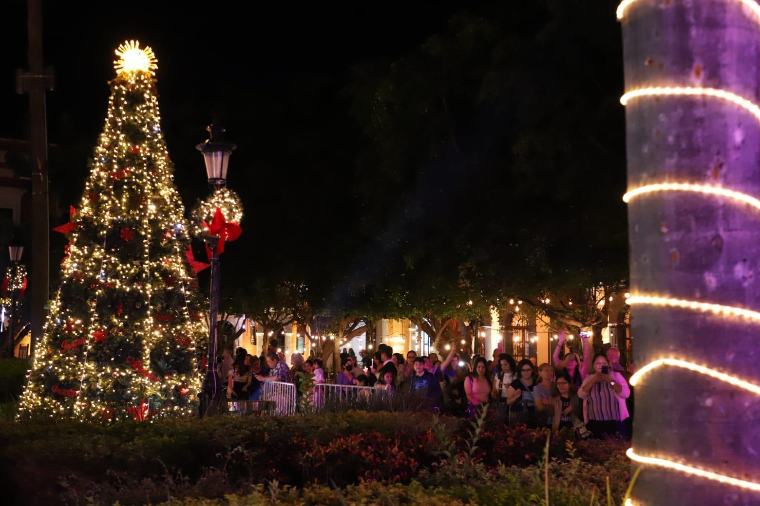 $!Se enciende la mágica luz de la Navidad en la Plazuela Machado, en Mazatlán