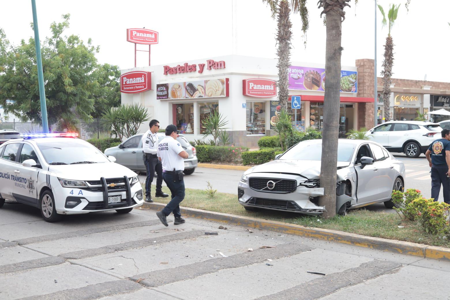 $!Auto choca contra palmera en Hacienda del Seminario, en Mazatlán