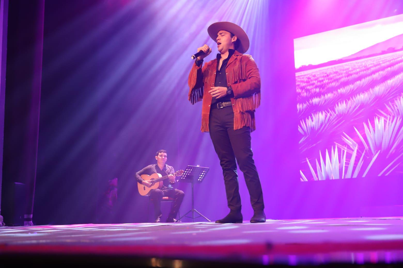 $!El cantante Manuel Salas, acompañado por Hernán Salazar en la guitarra, interpretó piezas emblemáticas que hilaban cada segmento del espectáculo.