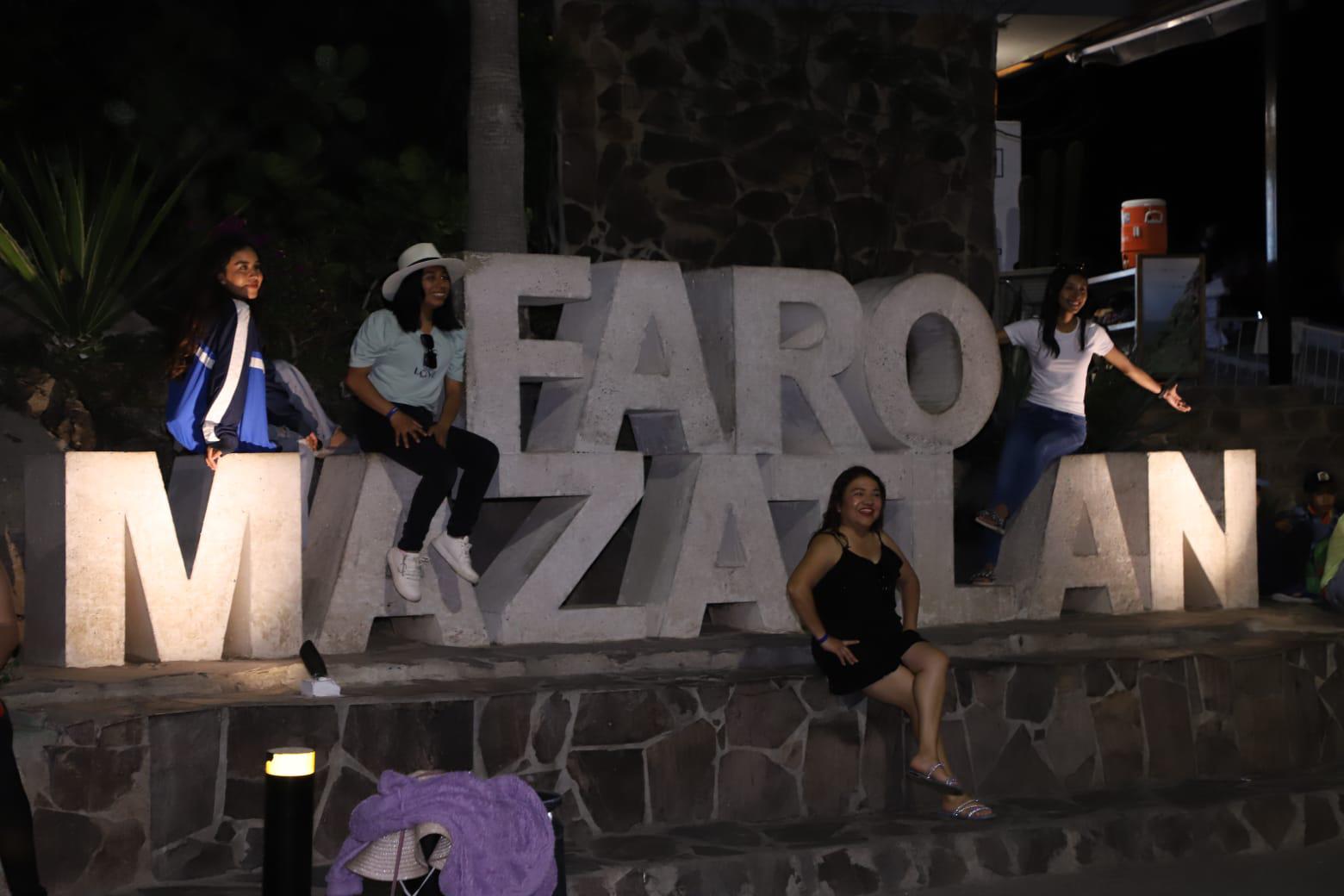 $!Descubren en conferencia sobre la vida y muerte de las estrellas, en Mazatlán