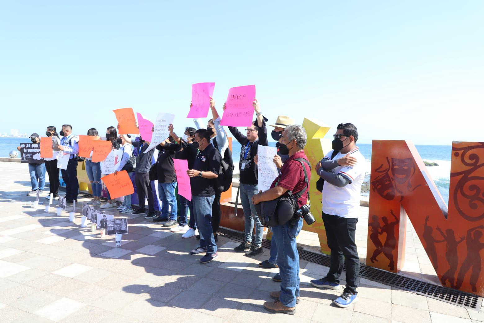 $!Protestan en Mazatlán por el asesinato de periodistas en México