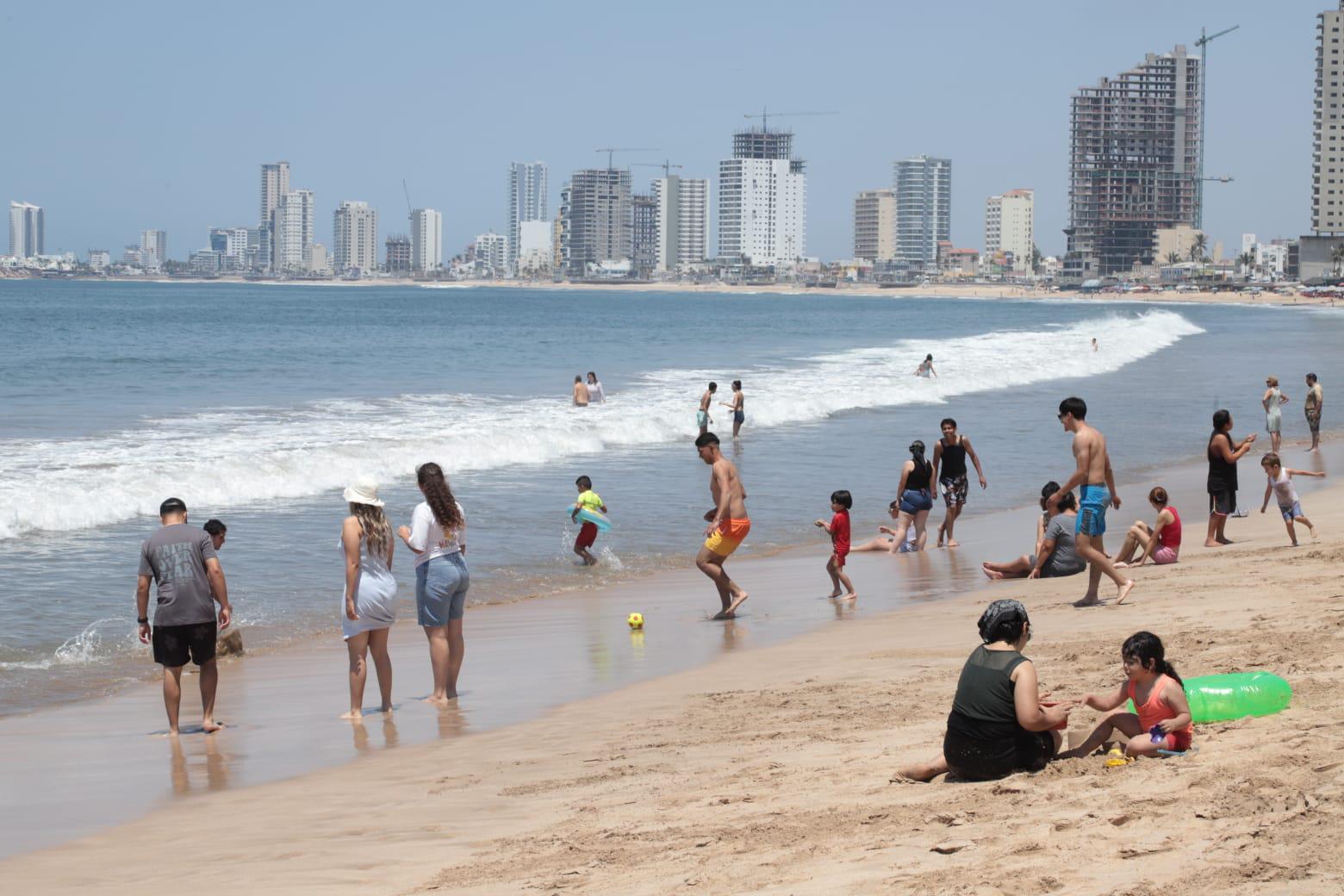 $!Disfrutan centenares de personas de las playas y atractivos de Mazatlán en este Domingo de Ramos