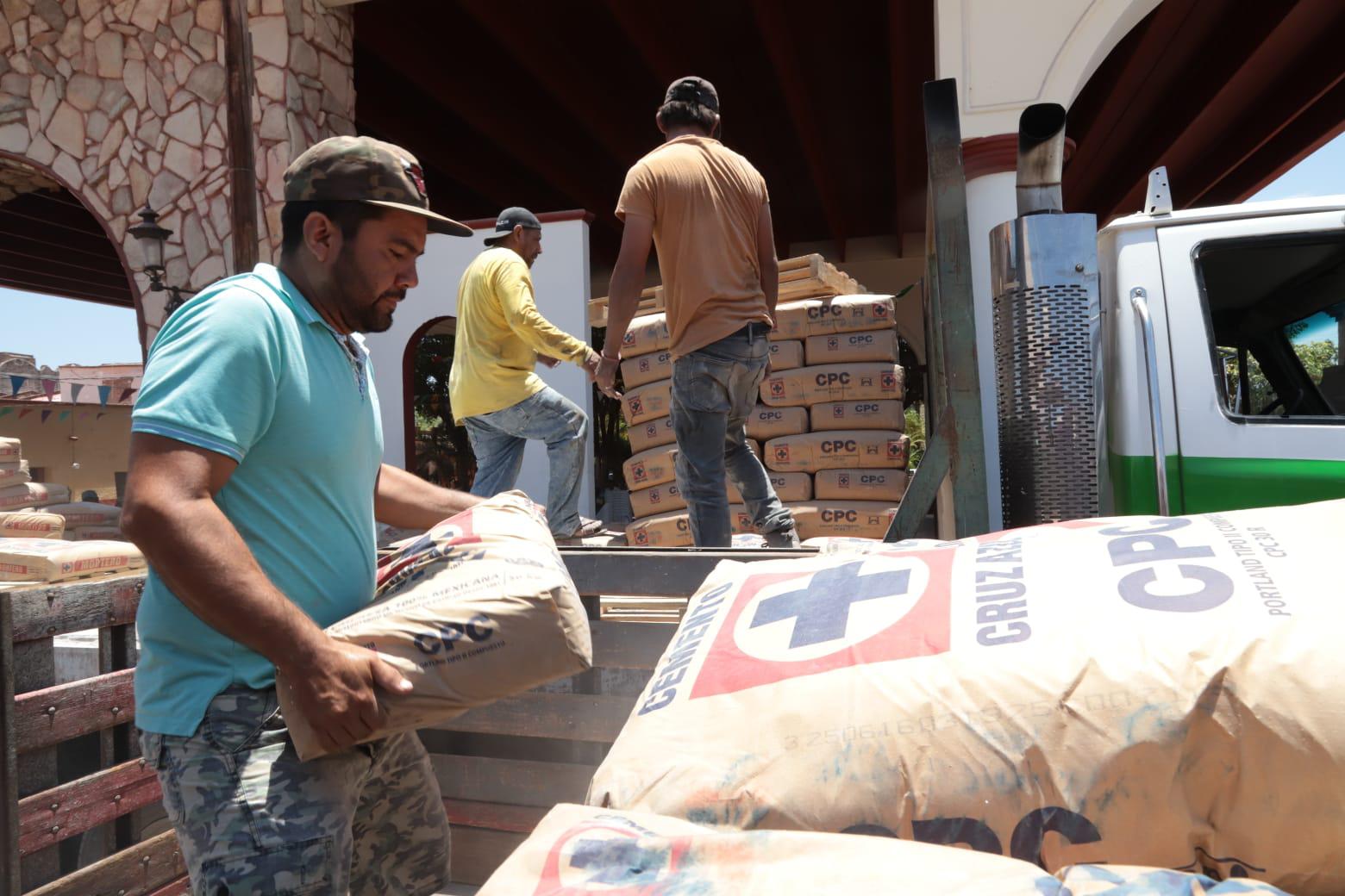 $!Entrega Gobierno de Mazatlán apoyo del programa Peso a Peso a habitantes de El Quelite