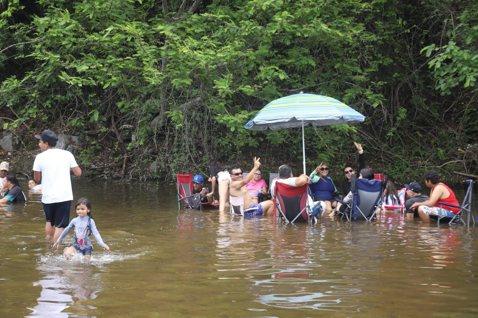 $!Huyen mazatlecos del calor y disfrutan del día en El Magistral y el Presidio