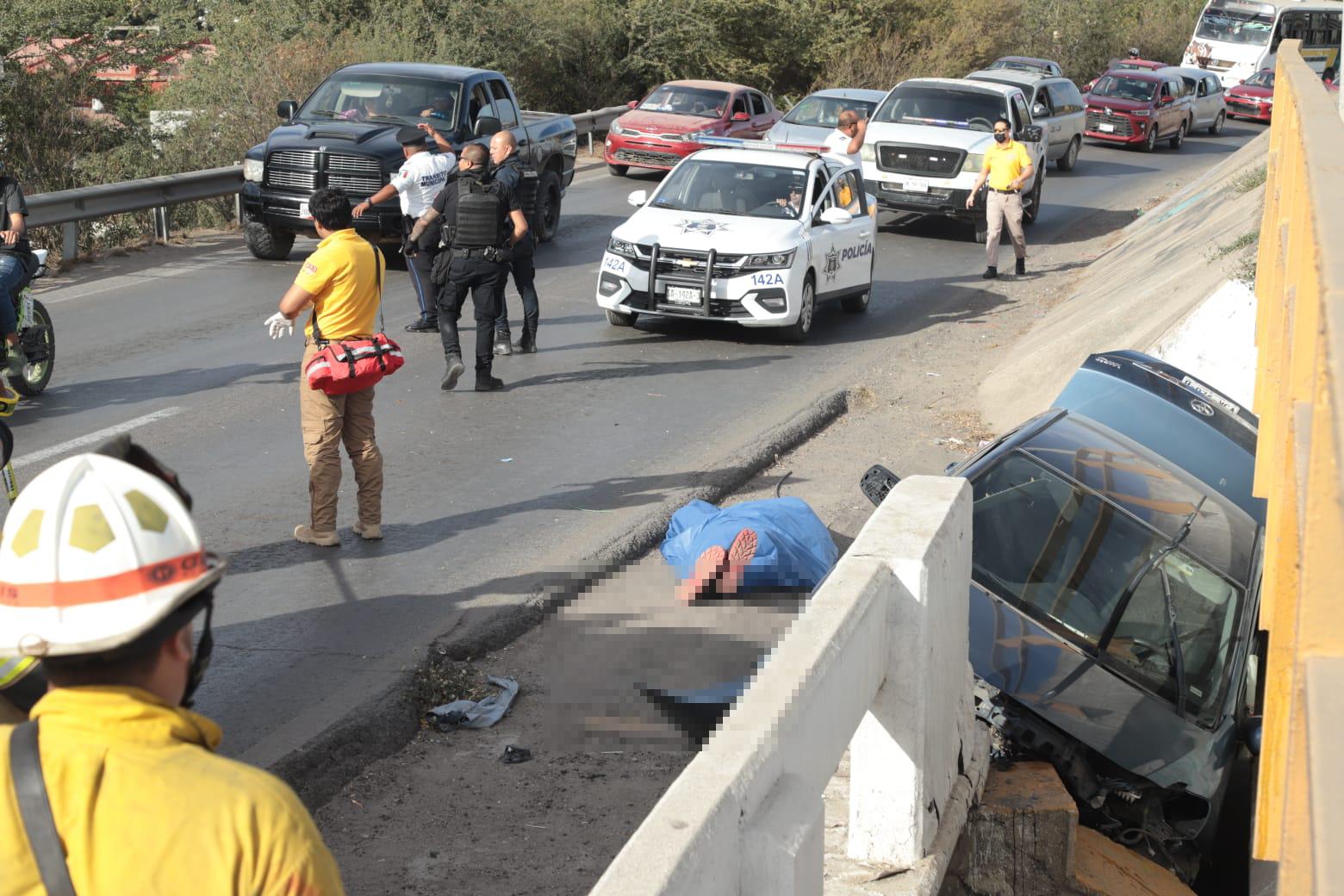 $!Muere conductor al chocar contra muro en paso superior en Mazatlán