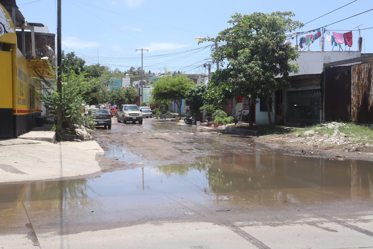 $!Inundación de la Avenida Internacional causa estragos en Colonia Lomas de Juárez, en Mazatlán