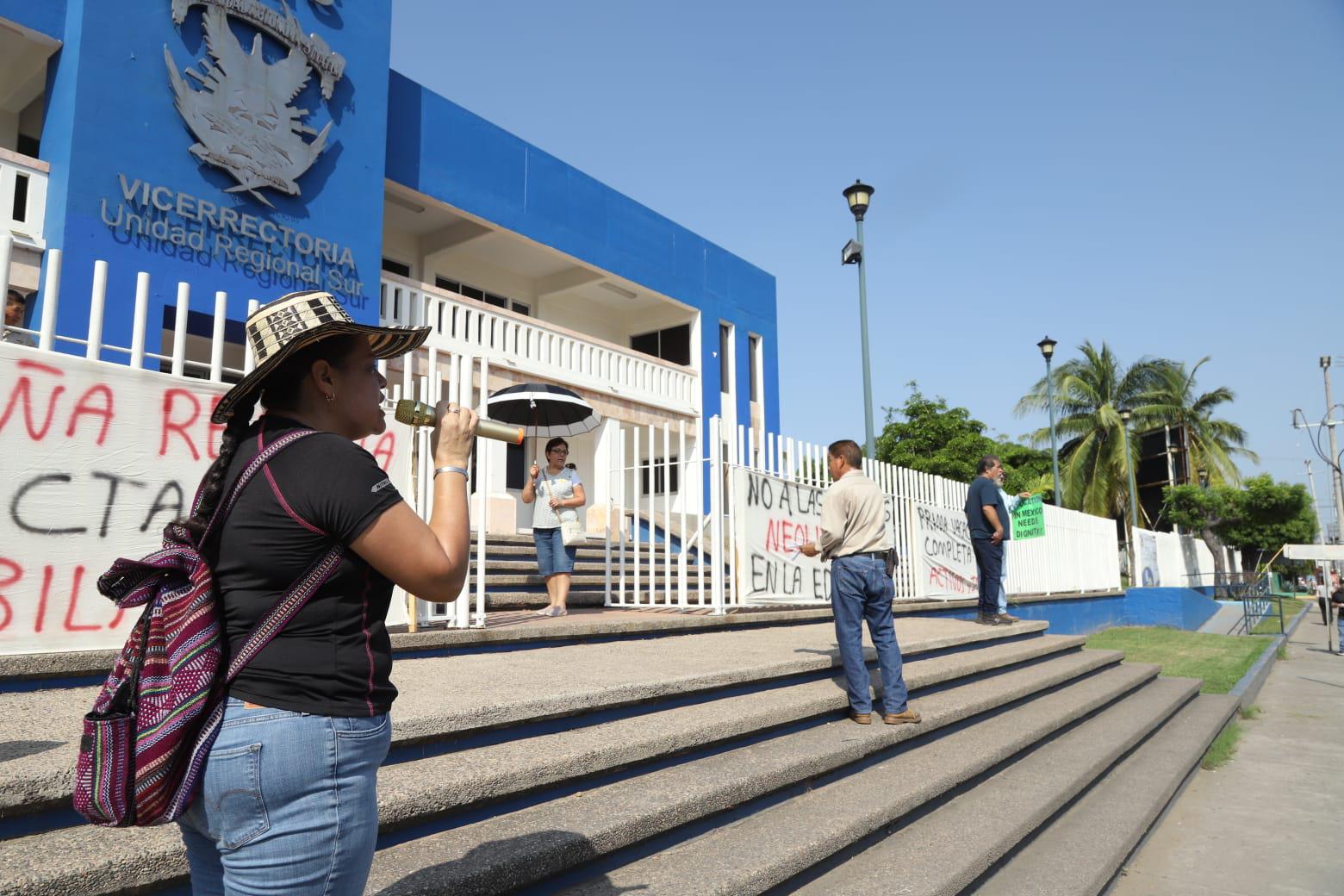 $!Protestan en Mazatlán trabajadores y jubilados de la UAS contra consulta del Suntuas