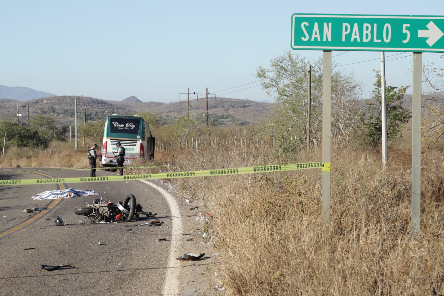 $!Un muerto y un herido grave tras choque de una moto contra un autobús en la Libre Mazatlán-Culiacán